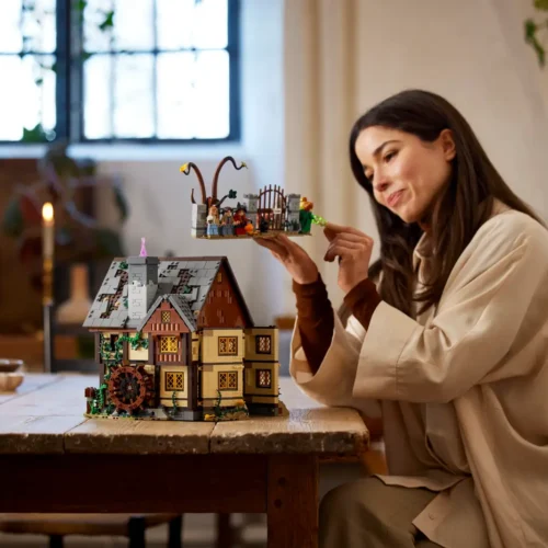 LEGO® The Sanderson Sisters' Cottage - Image 3